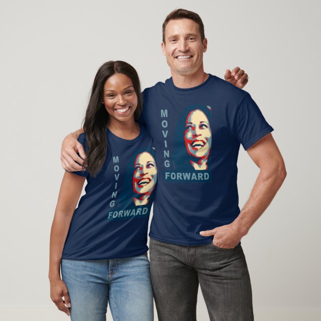 Camiseta MOVING FORWARD Kamala Harris para o Presidente 202 (Unissex)