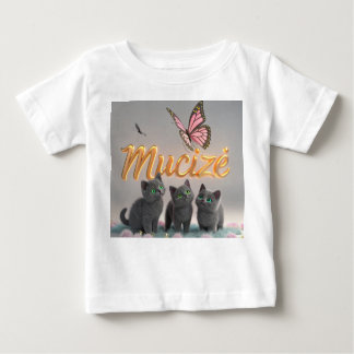 Camiseta "MUCİZE" — Elegância Sonhadora com Kittens e Butte