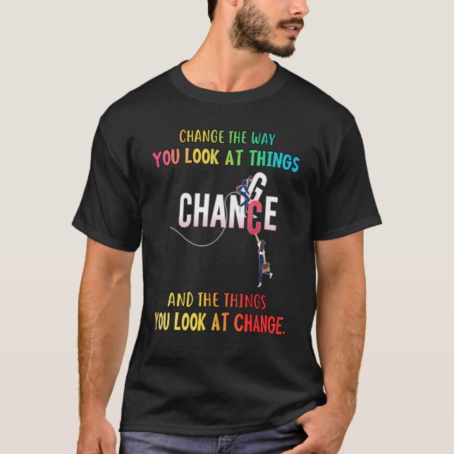 Camiseta Mude A Forma Como Você Olha Para As Coisas Que Diz (Frente)