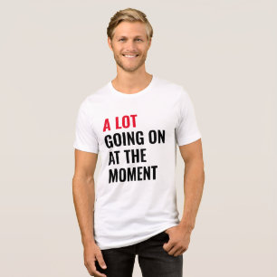 Camiseta Muita coisa acontecendo no momento dizendo concert