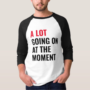 Camiseta Muita coisa acontecendo no momento dizendo concert