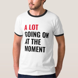 Camiseta Muita coisa acontecendo no momento dizendo concert
