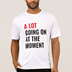 Camiseta Muita coisa acontecendo no momento dizendo concert