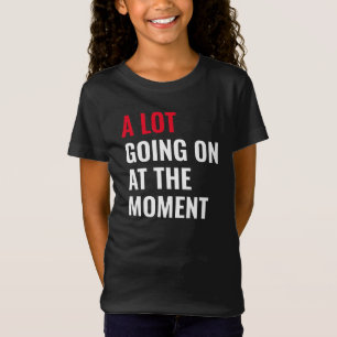 Camiseta Muita coisa acontecendo no momento dizendo concert