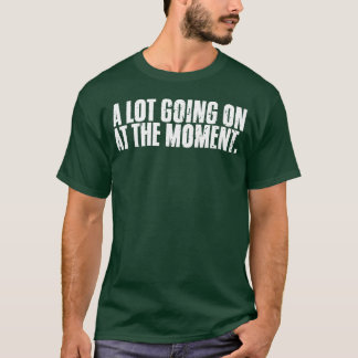 Camiseta Muita Coisa Acontecendo No Momento Sarcástico An r