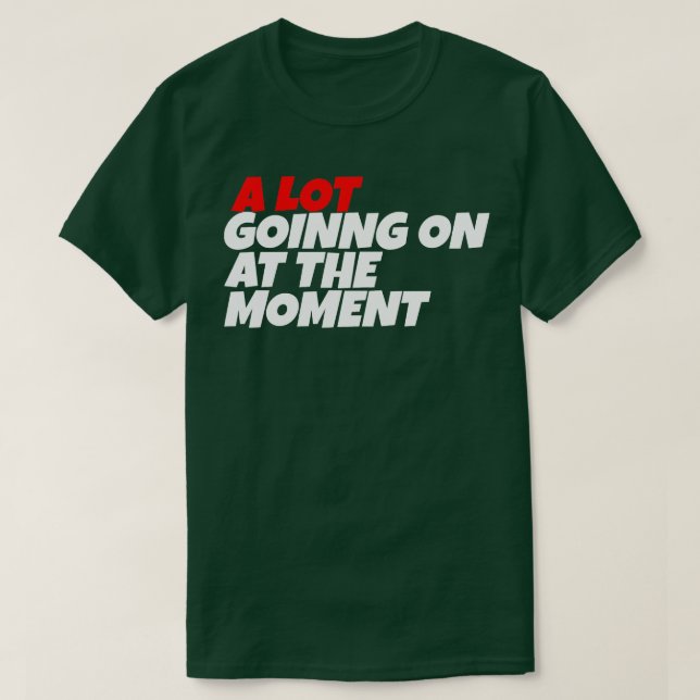 Camiseta muita coisa acontecendo no momento TShirt (Frente do Design)