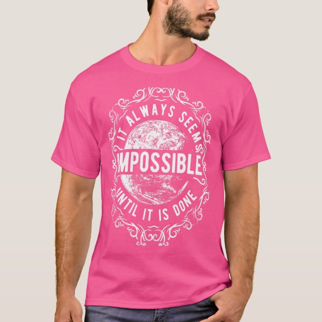Camiseta Muitas coisas parecem impossíveis até que alguém f (Frente)