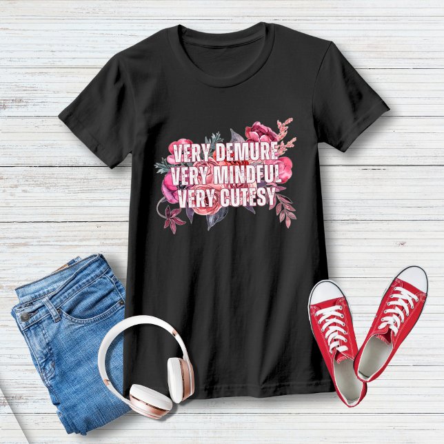 Camiseta Muito Demorada, Muito Mindrosa, Muito Rosa Muito C (Trending Very Demure, Very Mindful, Very Cutesy Viral Quote Floral Print Girly t-Shirt for Women)