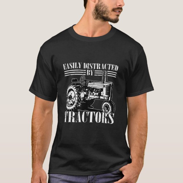 Camiseta Muito Facilmente Distraído Por Tratores De Agricul (Frente)