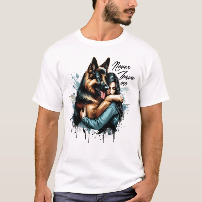 Camiseta Mulher Abraçando German shepherd Com Nunca Me Deix (Frente)