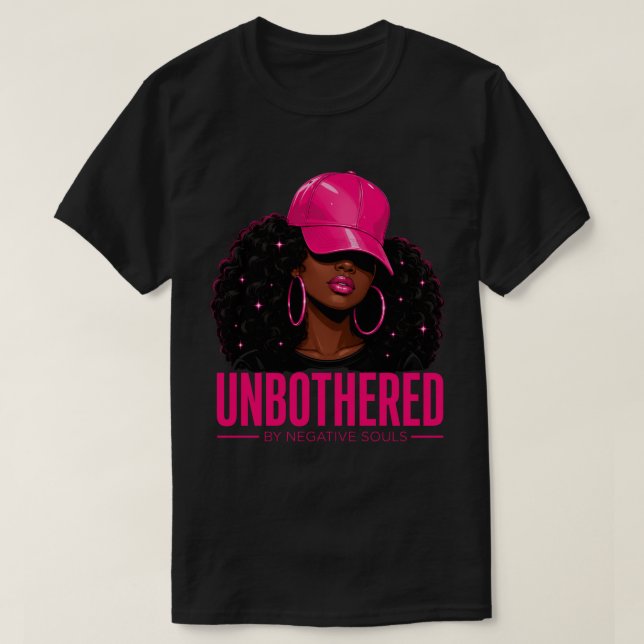 Camiseta Mulher Afro com Boné Rosa Sem Preocupações Arte Ur (Frente do Design)