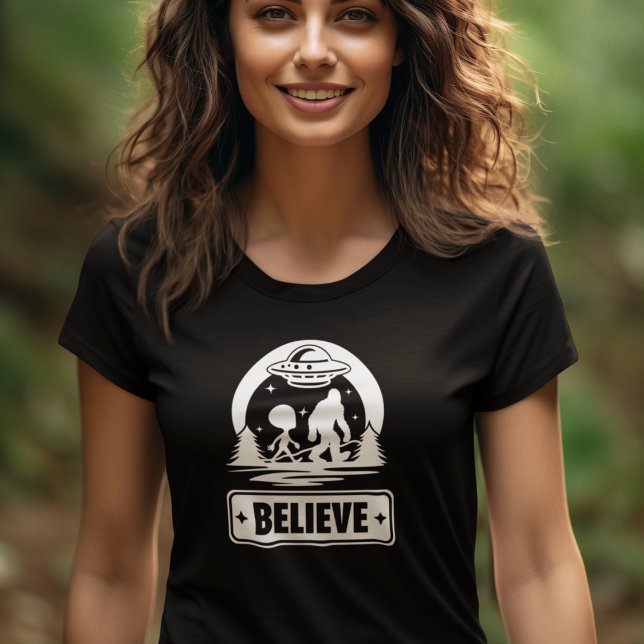 Camiseta Mulher-Alienígena-Crente-Criptid-Sasquatch-foot (Criador carregado)