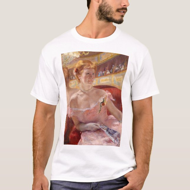 Camiseta Mulher Americana com Colar Pérola e Vestido Rosa (Frente)