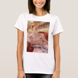 Camiseta Mulher Americana com Colar Pérola e Vestido Rosa