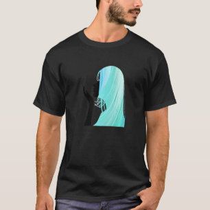 Camiseta Mulher bonita soprando cabelo azul beijo africano