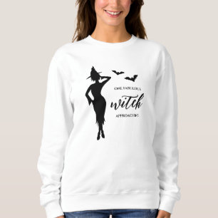 Camiseta Mulher Bruxa Feminina Modelando Com Morcegos E Tex