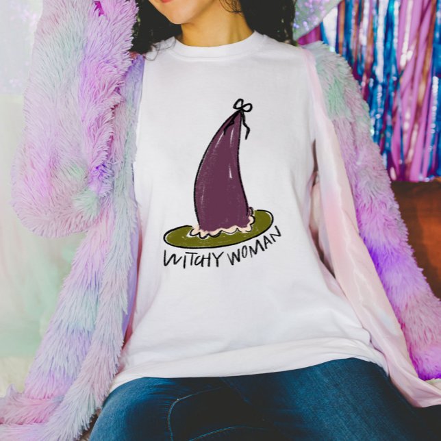 Camiseta Mulher Bruxa Roxa e Bruxas Verdes Hat Halloween (Witchy Woman witch's hat illustration and hand lettering t-shirt.)