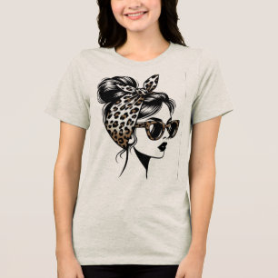 Camiseta Mulher com Coque Despojado e Bandana de Estampa de
