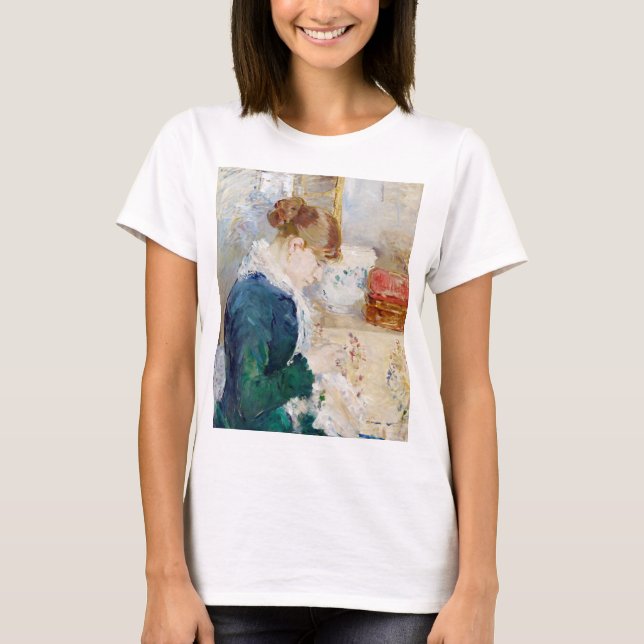 Camiseta Mulher costurando, Berthe Morisot (Frente)