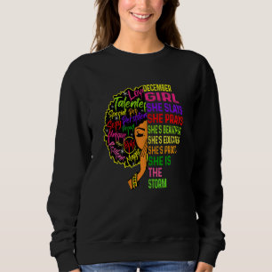 Camiseta Mulher Dezembro Menina Ela Apresenta E Reza Aniver