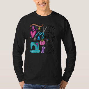 Camiseta Mulher Ela Trabalha Com Disparidade Com As Mãos A