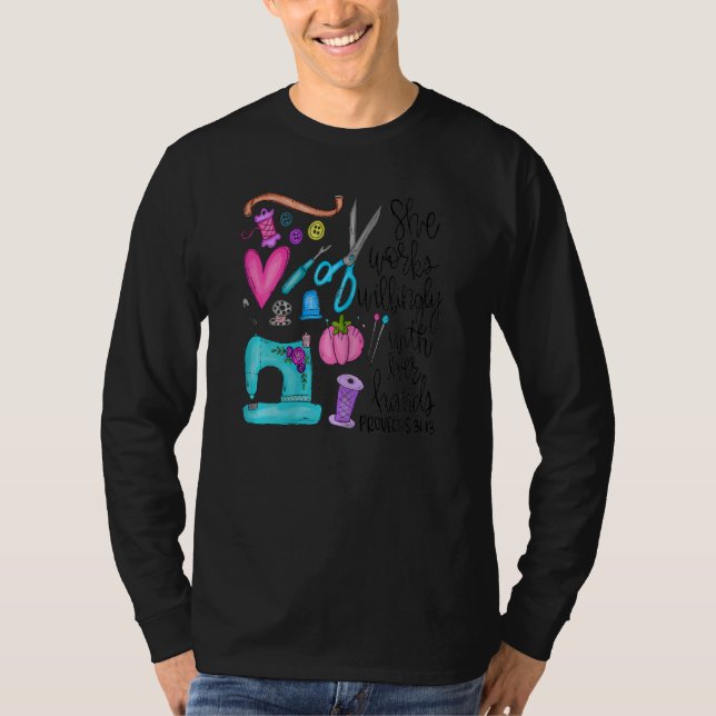 Camiseta Mulher Ela Trabalha Com Disparidade Com As Mãos A  (Frente)