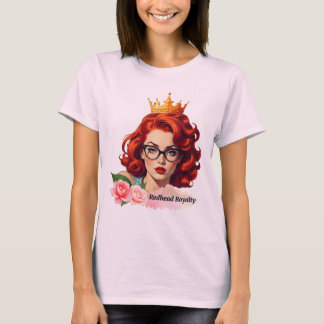 Camiseta Mulher encantadora de cabelos vermelhos com uma co