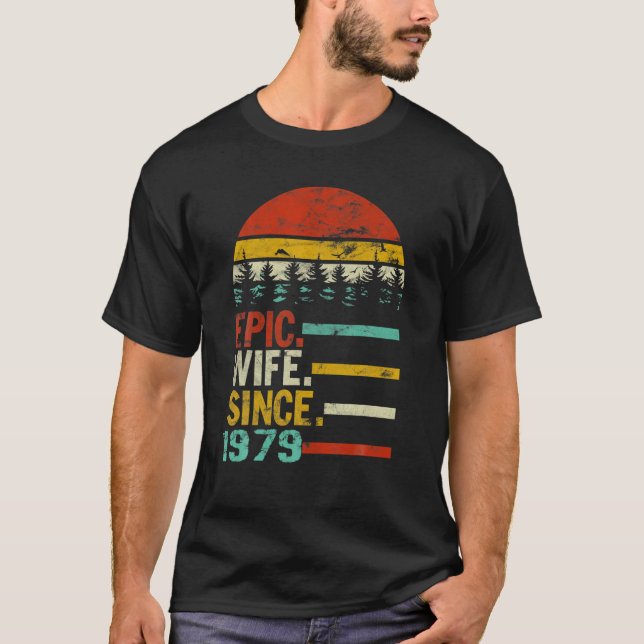 Camiseta Mulher Esposa Epic Desde 1979 (Frente)