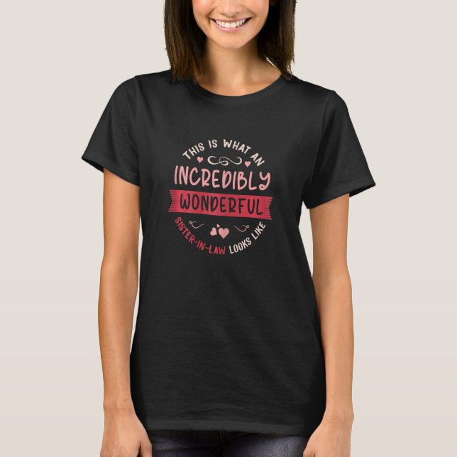 Camiseta Mulher Esta É Uma Irmã Incrivelmente Maravilhosa E (Frente)