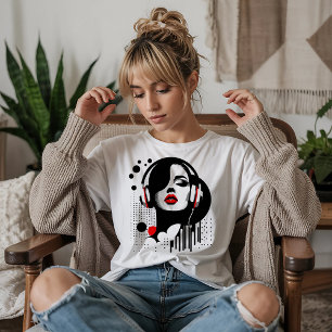 Camiseta Mulher Estilizada Usando Fones de Ouvido