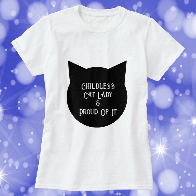 Camiseta Mulher Gato Sem Fios e Orgulhosa (A funny shirt that says Childless Cat Lady & Proud of It)