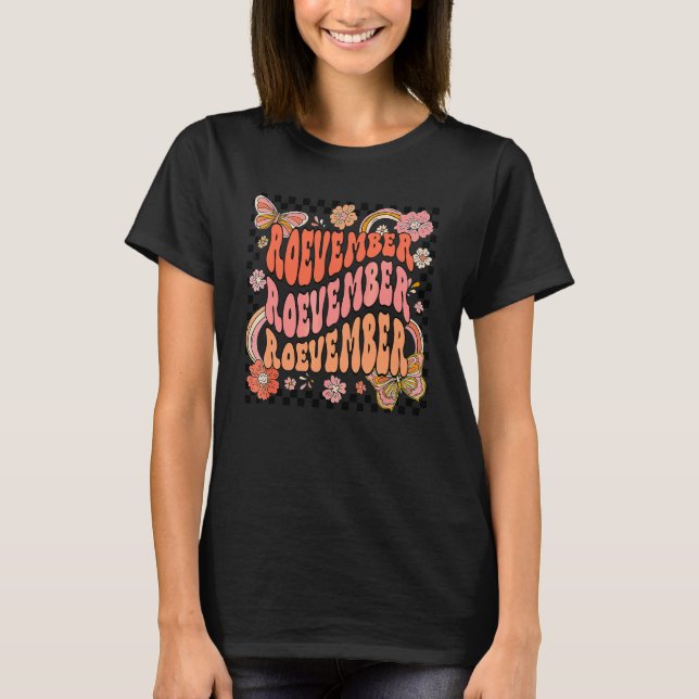 Camiseta Mulher Groovy Roevember Retro Borboleta Arco-íris  (Frente)