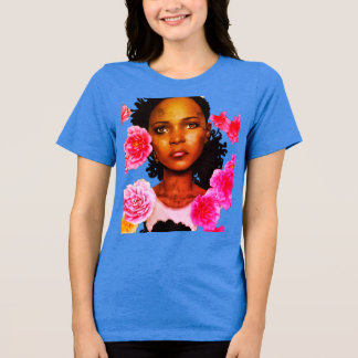 Camiseta Mulher jovem cercada de flores rosa