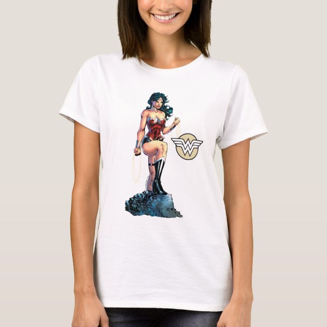Camiseta Mulher Maravilha Agarrando Laço Atop Rock (Frente)