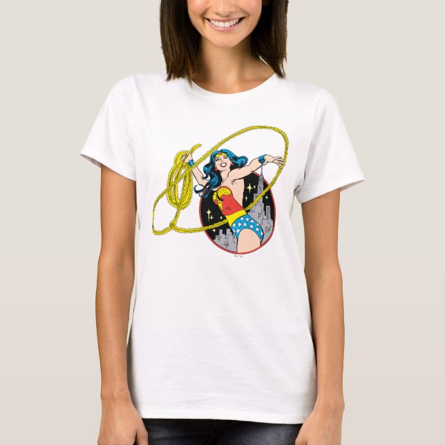 Camiseta Mulher Maravilha com fundo da cidade (Frente)