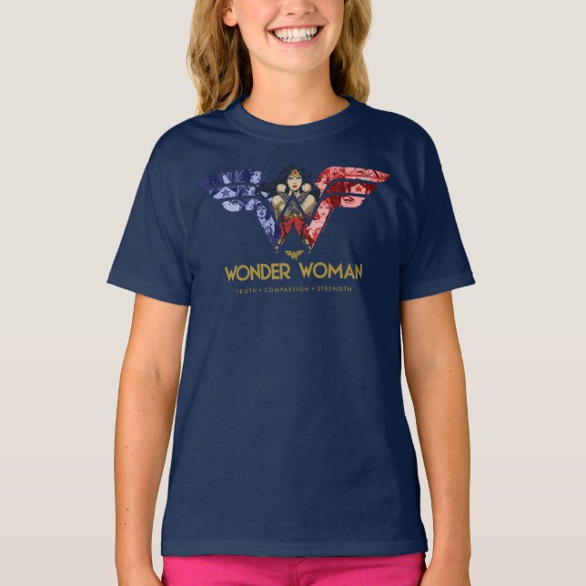 Camiseta Mulher Maravilha cruzando armas na colagem de logo (Frente)