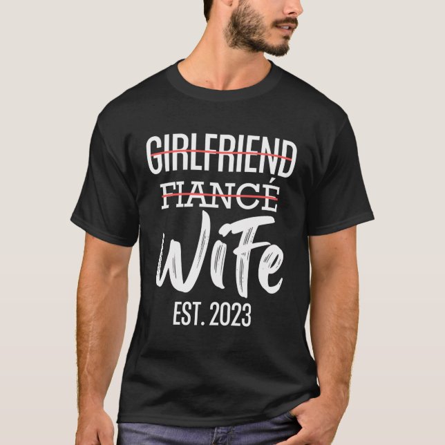 Camiseta Mulher Namorada Fiancã © Esposa Est 2023 Apenas Ma (Frente)
