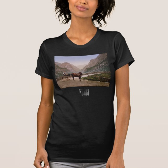 Camiseta Mulher norueguesa numa carruagem puxada por cavalo (Frente)