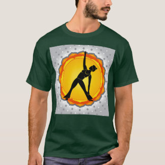 Camiseta Mulher parada em yoga posando contra o fundo verde