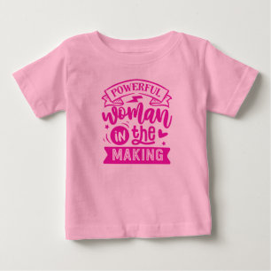 Camiseta Mulher poderosa no Fazer: Uma mulher rosa e bonita