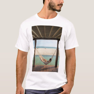 Camiseta Mulher que coloca em um Hammock em um hotel
