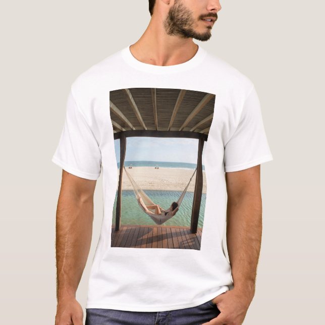 Camiseta Mulher que coloca em um Hammock em um hotel (Frente)