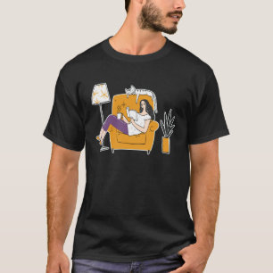 Camiseta Mulher relaxando no sofá com um gato