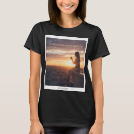 Camiseta Mulher Sentada Ao Pôr do Sol Conversando Com Deus