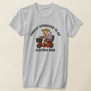 Camiseta Mulher Velha no Patinete
