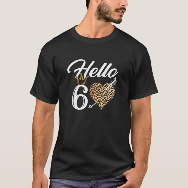 Camiseta Mulheres 60.º Aniversário Olá 60 Tee Com Leopardo (Frente)