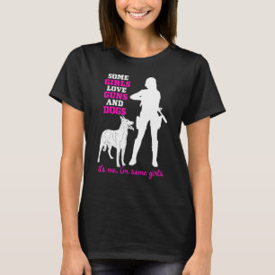 Camiseta Mulheres Algumas Meninas Adoram Armas E Cães - Arm