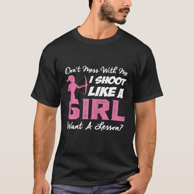Camiseta Mulheres Atirem Como Uma Garota Quer Uma Lição  Ar (Frente)