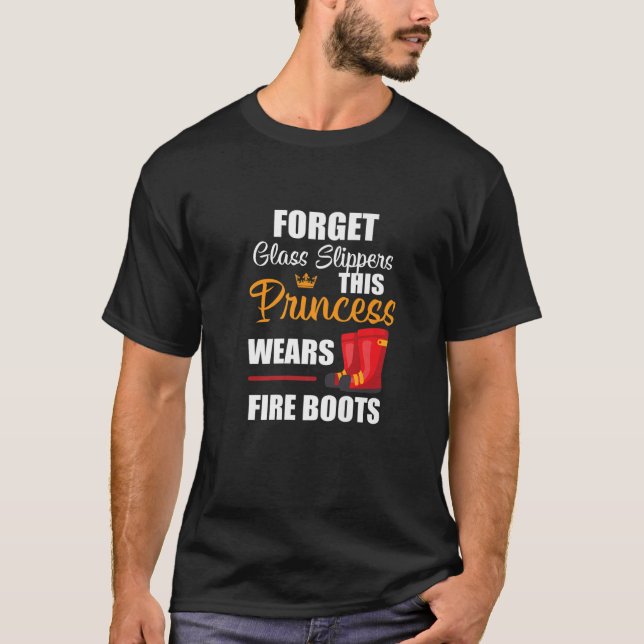 Camiseta Mulheres Bombeiros Esta Princesa Veste Botas de Fo (Frente)