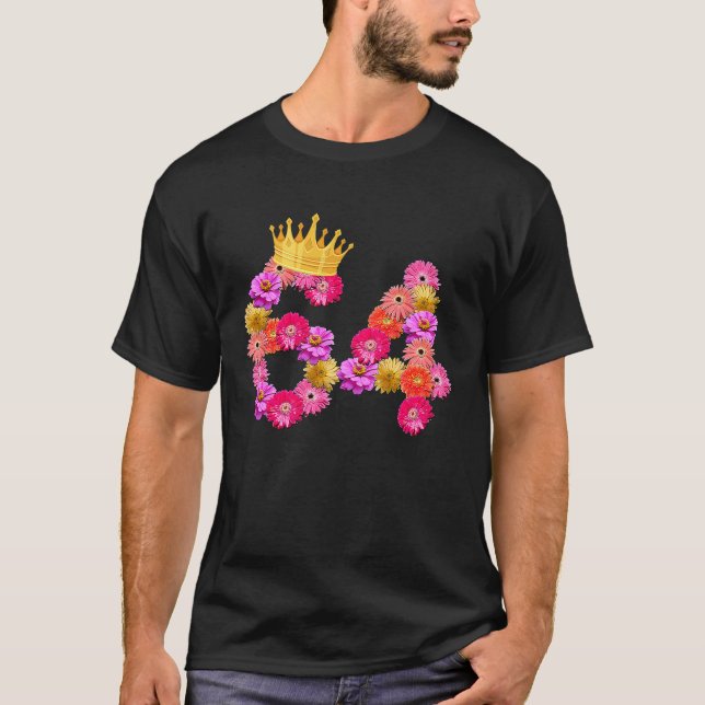 Camiseta Mulheres de 64 anos de aniversário florescem sua c (Frente)